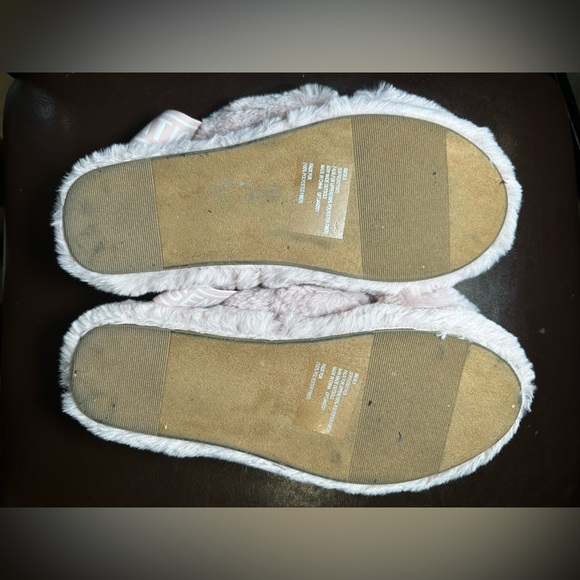 BCBG BCBGeneration Pink Faux Fur Slide Slipper Size 8 - Picture 4 of 5